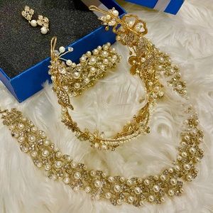 As new 🎉HP 🎉Pearl tiara 4 set necklace bracelet earrings bride wedding